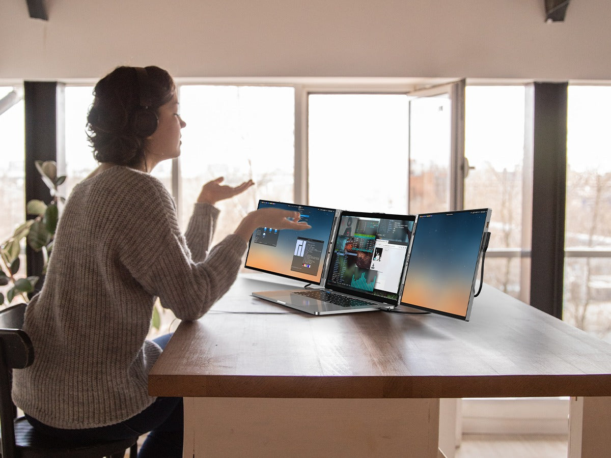 Revolutionize Your Office Space with a Triple Monitor Laptop – Llimink